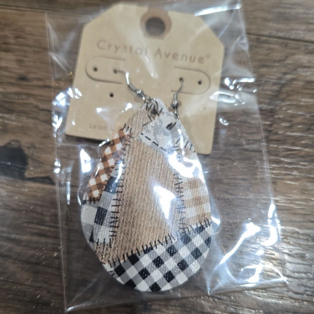 New Crystal Avenue Womens Earings 15$